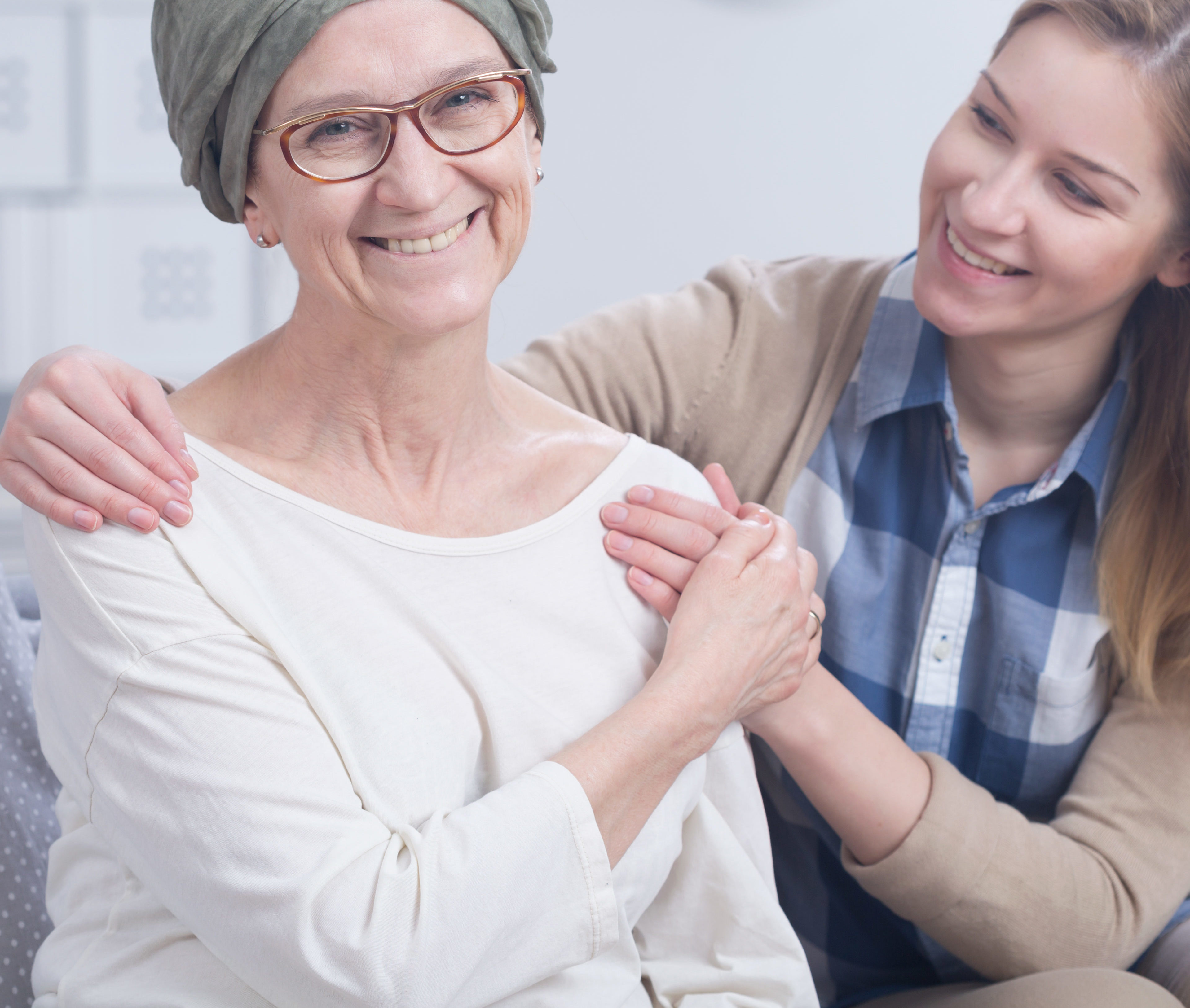 психологическая поддержка больного онкологией. Cancer old people. психологическая поддержка пациента. психологическая поддержка больного онкологией. пациент с родными.